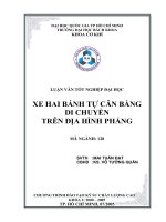 Xe hai bánh tự cân bằng di chuyển trên địa hình phẳng