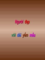 Người đẹp với dãi yếm màu