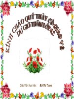 Xem tranh của họa sĩ