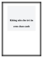 Không nên cho trẻ ăn cơm chan canh doc