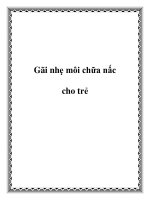 Gãi nhẹ môi chữa nấc cho trẻ potx