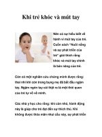 Khi trẻ khóc và mút tay potx