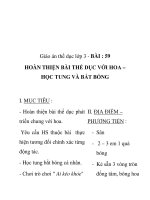 Giáo án thể dục lớp 3 - BÀI : 59 HOÀN THIỆN BÀI THỂ DỤC VỚI HOA – HỌC TUNG VÀ BẮT BÓNG pdf