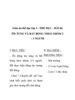 Giáo án thể dục lớp 3 - BÀI 66 ÔN TUNG VÀ BẮT BÓNG THEO NHÓM 2 – 3 pdf