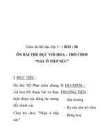 Giáo án thể dục lớp 3 - BÀI : 56 ÔN BÀI THỂ DỤC VỚI HOA – TRÒ CHƠI “NẢY Ô TIẾP SỨC” pdf