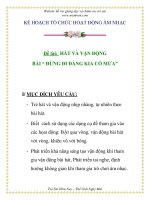 Giáo án mầm non chương trình đổi mới: HÁT VÀ VẬN ĐỘNG BÀI “ ĐỪNG ĐI ĐẰNG KIA CÓ MƯA” docx