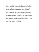 Ngay sau khi sinh, có cần cho trẻ uống nước đường, nước cam thảo không? pdf