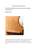 Trang trí góc bàn bằng nến và cành cây pot