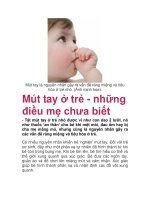 Mút tay là nguyên nhân gây ra vấn đề răng miệng và tiêu hóa ở trẻ nhỏ. (Ảnh docx