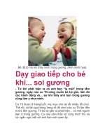 Bé rất tò mò khi thấy mình trong gương. (Ảnh minh họa). Dạy giao tiếp cho bé pdf