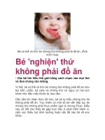Bé có thể vô tình ăn những thứ không phải là đồ ăn. (Ảnh minh họa). Bé pot