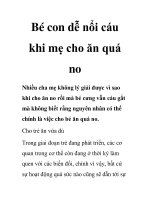 Bé con dễ nổi cáu khi mẹ cho ăn quá no potx