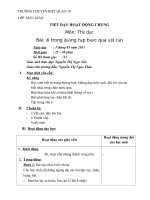 đi trong đường hẹp bước qua vật cản