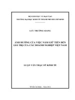 Ảnh hưởng của việc nắm giữ tiền đến giá trị của các doanh nghiệp Việt Nam Luận văn thạc sĩ 2014