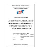 ẢNH HƢỞNG CỦA VIỆC NẮM GIỮ TIỀN MẶT ĐẾN GIÁ TRỊ CÔNG TY NIÊM YẾT TRÊN THỊ TRƢỜNG CHỨNG KHOÁN VIỆT NAM