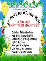 Bé học giao thông