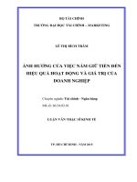 Ảnh hưởng của việc nắm giữ tiền đến hiệu quả hoạt động và giá trị của doanh nghiệp 