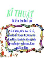 cắt vải theo đường vạch dấu 