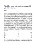 Tả cô lao công quét rác trên đường phố