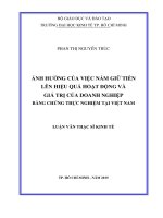 ẢNH HƯỞNG CỦA VIỆC NẮM GIỮ TIỀN LÊN HIỆU QUẢ HOẠT ĐỘNG VÀ GIÁ TRỊ CỦA DOANH NGHIỆP BẰNG CHỨNG THỰC NGHIỆM TẠI VIỆT NAM