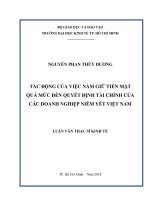 Tác động của việc nắm giữ tiền mặt vượt mức lên mối quan hệ giữa các quyết định tài chính và giá trị công ty