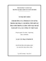 (Luận văn thạc sĩ) ảnh hưởng của tính bất cân xứng trong độ nhạy cảm dòng tiền mặt được nắm giữ của các công ty việt nam 