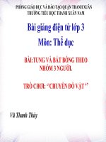 Lớp 3: Tung và bắt bóng theo nhóm 3 người. Trò chơi: ‘’chuyển đồ vật‘’ - Tuần 33