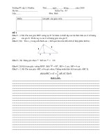 Cô giáo Nguyễn Thị Minh Lợi PHT trao giải chạy Báo Hà Nội mới lần thứ 43.