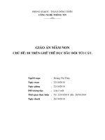 Đi trên ghế thể dục đầu đội túi cát.