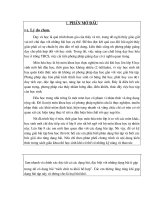 Ông Nguyễn Văn Thuận Trưởng ban đại diện CMHS tặng hoa chúc mừng