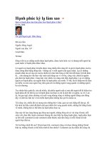 Đại diện lãnh đạo thôn Giữa tặng hoa chúc mừng