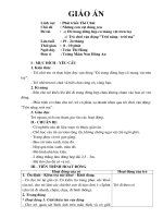 GA the chat 1924 thang di trong duong hep co mang vat tren tay